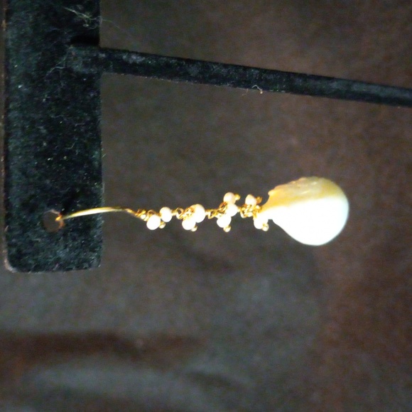 South Sea baroque mabe pearl earrings with gold vermeil hooks - Picture 2 of 6
